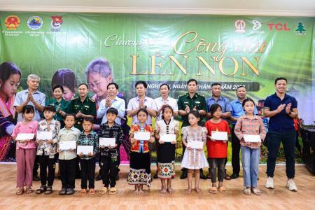 Cõng chữ lên non tiếp sức cho học sinh nghèo nơi biên giới