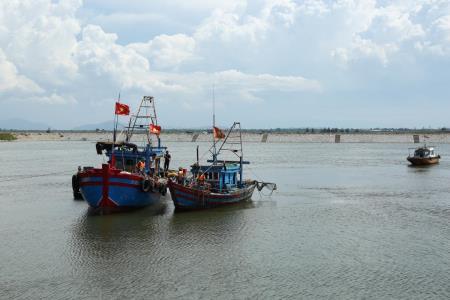 Bắt giữ 2 tàu cá ngoại tỉnh sử dụng lưới dã cào gắn kích điện khai thác hải sản