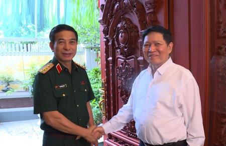 Đại tướng Phan Văn Giang thăm, tặng quà các đồng chí nguyên lãnh đạo Quân đội