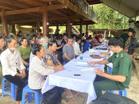 Khám bệnh, cấp thuốc miễn phí cho nhân dân biên giới