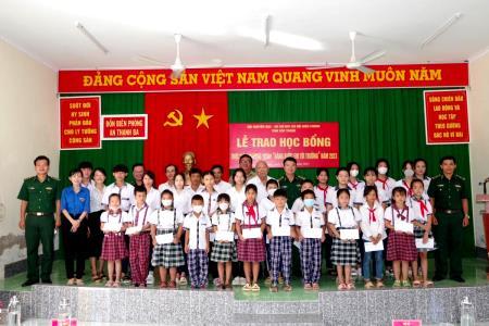 Trao tặng 200 suất học bổng cho học sinh nghèo khu vực biên giới biển Sóc Trăng