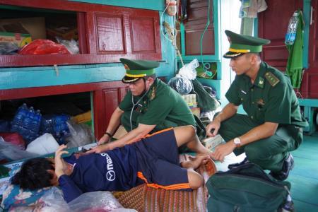 Hỗ trợ cấp cứu thuyền viên gặp tai nạn trên tàu cá Bình Định