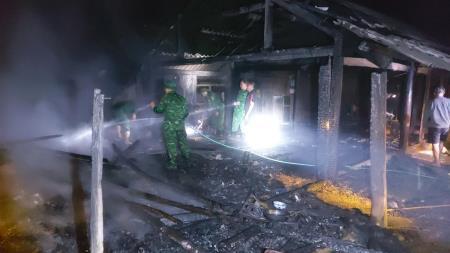 Đồn Biên phòng Na Ngoi phối hợp chữa cháy nhà dân trong đêm