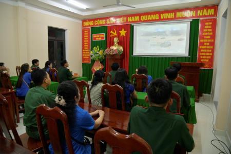 Tổ chức cho bộ đội và nhân dân xem bộ phim Cuộc chiến không giới tuyến