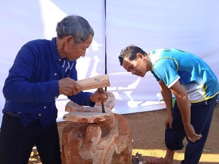 Già Alăng Ró với niềm đam mê tạc tượng gỗ của đồng bào Cơ Tu