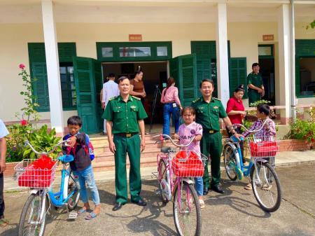 Sơn La: Gặp mặt, tặng quà học sinh trong Chương trình Nâng bước em tới trường đạt thành tích cao trong học tập