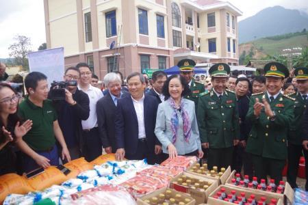 Đồng chí Trương Thị Mai thăm, chúc Tết quân dân biên giới tỉnh Quảng Bình
