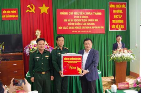 Giám đốc Học viện Chính trị quốc gia Hồ Chí Minh thăm, tặng quà, chúc Tết cán bộ, chiến sĩ Đồn Biên phòng cửa khẩu Thuận An