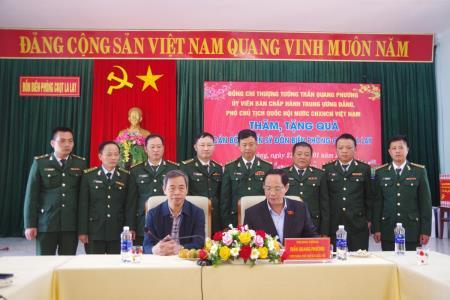 Phó Chủ tịch Quốc hội Trần Quang Phương thăm, tặng quà cán bộ, nhân dân tại Quảng Trị