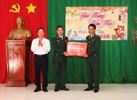 Phó Chủ tịch Quốc hội Nguyễn Khắc Định thăm, chúc tết cán bộ, chiến sĩ Đồn Biên phòng Vĩnh Hải
