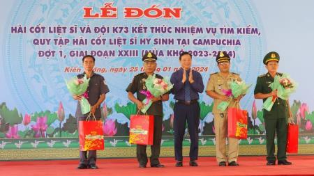 Lễ đón hài cốt liệt sĩ quân tình nguyện Việt Nam hy sinh tại chiến trường Campuchia