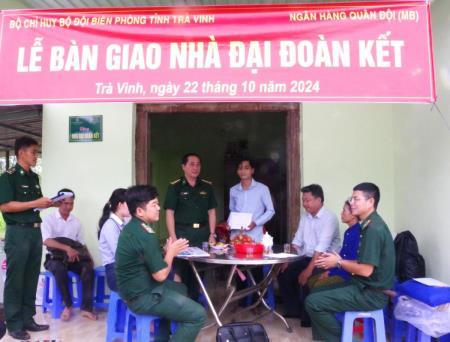 Bàn giao nhà Đại đoàn kết cho người dân nghèo nơi biên giới