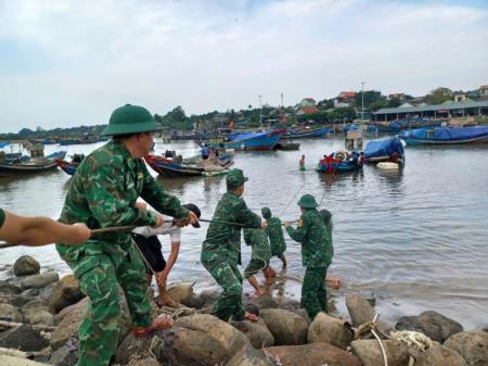 Cứu hộ tàu cá bị chìm tại âu tàu Cửa Tùng