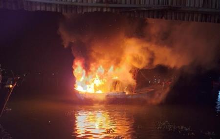 Quảng Ngãi: Cháy 2 tàu cá neo đậu tại cảng