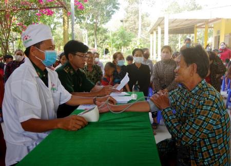 BĐBP Long An phối hợp tổ chức khám bệnh, cấp thuốc miễn phí và tặng quà cho nhân dân biên giới