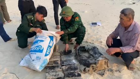 Phát hiện hơn 20 kg chất ma túy trôi dạt vào bờ biển Quảng Bình