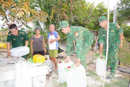 Hỗ trợ nước sạch cho người già neo đơn khu vực biên giới biển tỉnh Tiền Giang