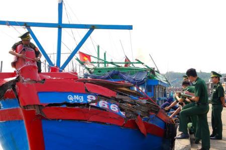 Quảng Ngãi: Va chạm với tàu vận tải chở container, tàu cá của ngư dân bị hư hỏng nặng