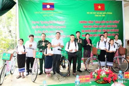 BĐBP Hà Tĩnh Nâng bước em tới trường 5 học sinh nước bạn Lào