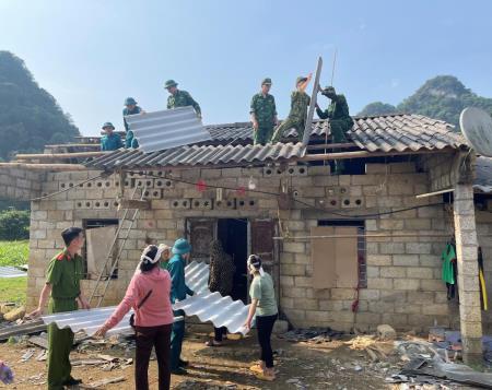 BĐBP Cao Bằng giúp đỡ nhân dân khắc phục hậu quả dông lốc