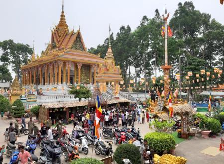 Rộn ràng không khí đón Tết Chôl Chnăm Thmây của đồng bào Khmer