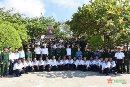 Đoàn công tác Tổng cục Chính trị Quân đội nhân dân Việt Nam kiểm tra, thăm tại quần đảo Trường Sa và nhà giàn DK1