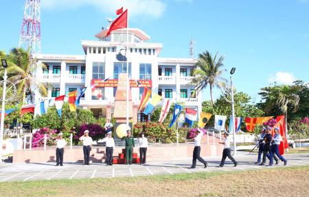 Đoàn công tác Bộ Quốc phòng thăm, kiểm tra tại huyện đảo Trường Sa và Nhà giàn DK1