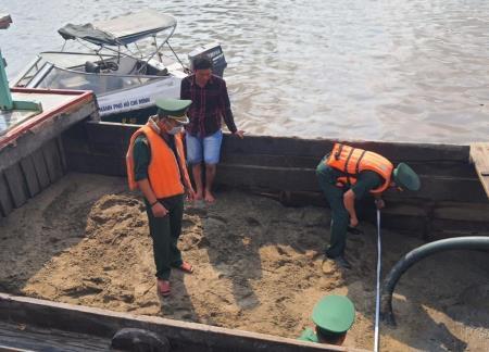 Bắt giữ phương tiện khai thác cát trái phép trên sông Đồng Nai