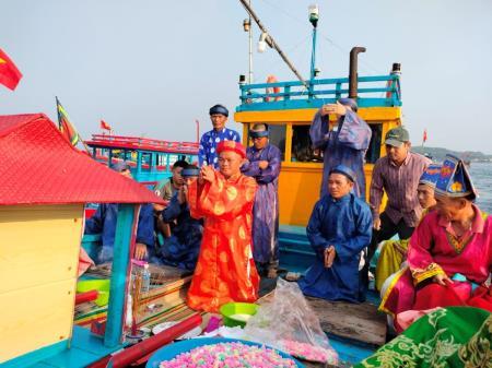 Rộn ràng Lễ hội cầu ngư ở xã đảo Nhơn Châu
