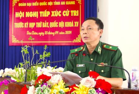 Thiếu tướng Hoàng Hữu Chiến tiếp xúc cử tri tại An Giang