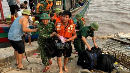 BĐBP Nam Định phối hợp với lực lượng chức năng cứu nạn kịp thời 10 thuyền viên gặp nạn trên biển