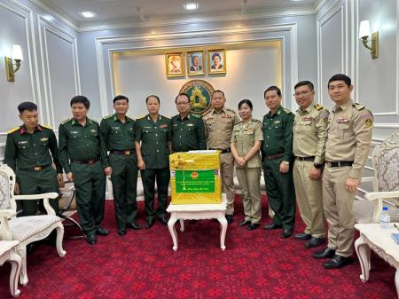 Bộ Tư lệnh BĐBP thăm, chúc Tết cổ truyền Chol Chnam Thmay các lực lượng vũ trang Campuchia