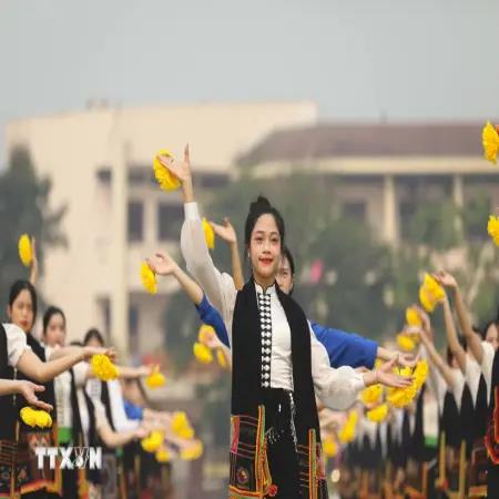 Công diễn dân vũ, điệu nhảy đường phố chào mừng Chiến thắng Điện Biên Phủ