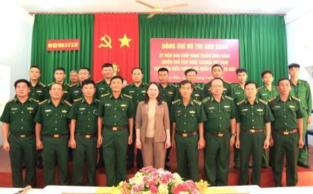 Quyền Chủ tịch nước Võ Thị Ánh Xuân thăm cán bộ, chiến sĩ Đồn Biên phòng cửa khẩu quốc tế Xa Mát