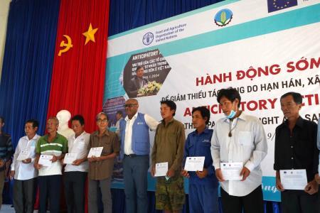 Hỗ trợ kinh phí chống hạn mặn cho người dân tỉnh Cà Mau