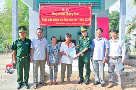 Bàn giao 8 căn nhà cho các hộ gia đình trên địa bàn huyện Giang Thành