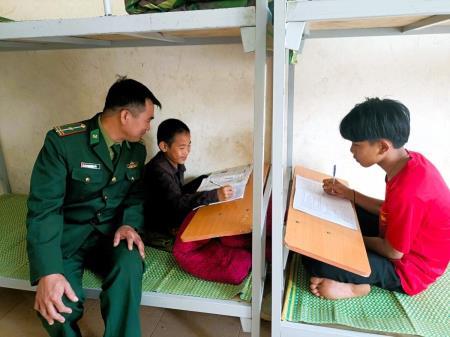 Đồng hành cùng học sinh nghèo Đan Lai