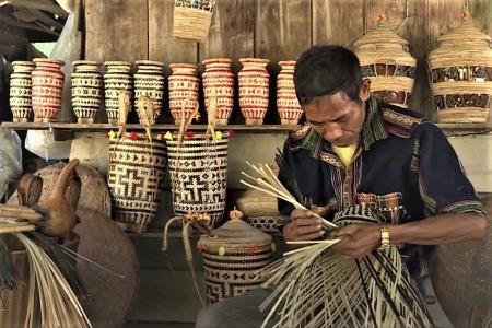 Người níu giữ nghề đan lát truyền thống ở Đam Rông