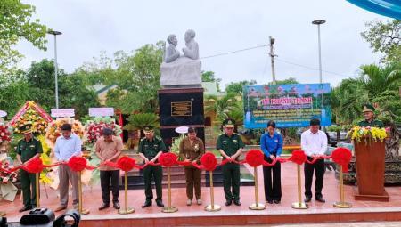 Khánh thành tượng đài Bác Hồ với chiến sĩ Biên phòng tại Đồn Biên phòng Sê Rê Pốk
