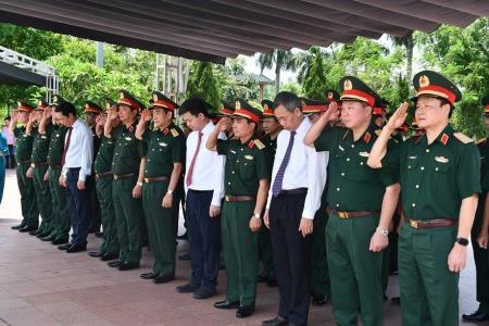 Đại tướng Phan Văn Giang dâng hương tưởng nhớ các Anh hùng, liệt sĩ tại Thành cổ Quảng Trị