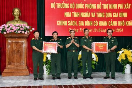 Đại tướng Phan Văn Giang thăm, tặng quà gia đình chính sách tại tỉnh Quảng Trị