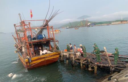 Quảng Bình: Khẩn trương huy động lực lượng, phương tiện tìm kiếm 11 ngư dân mất tích trên biển