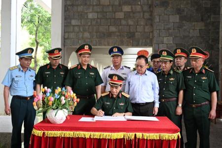 Đoàn đại biểu Quân ủy Trung ương, Bộ Quốc phòng dâng hương, tưởng niệm các Anh hùng liệt sĩ tại Điện Biên