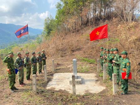 Phối hợp tuần tra song phương trên biên giới Việt Nam - Lào