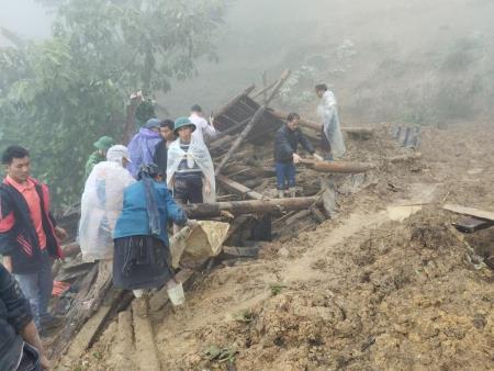 Các đơn vị BĐBP Hà Giang giúp dân khắc phục hậu quả mưa lũ