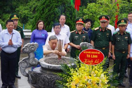 Chủ tịch nước Tô Lâm dâng hương tưởng niệm Chủ tịch Hồ Chí Minh, thăm quân và dân tỉnh Cao Bằng