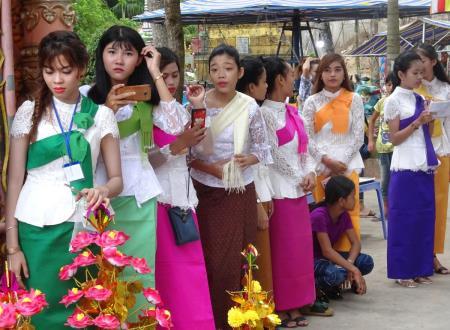Phụ nữ Khmer rực rỡ sắc màu trong trang phục truyền thống