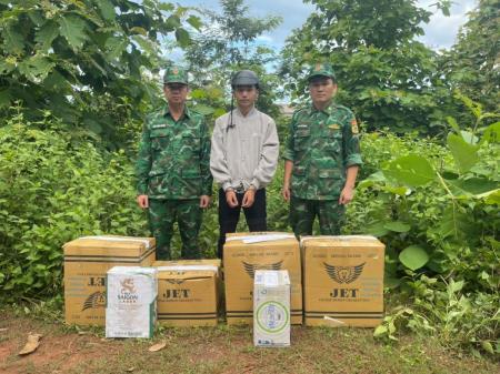Đồn Biên phòng cửa khẩu quốc tế Lao Bảo liên tiếp bắt giữ 2 vụ vận chuyển pháo trái phép