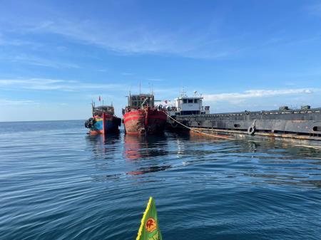 Quảng Bình: Tàu hàng va chạm với tàu cá, 8 ngư dân may mắn được cứu sống