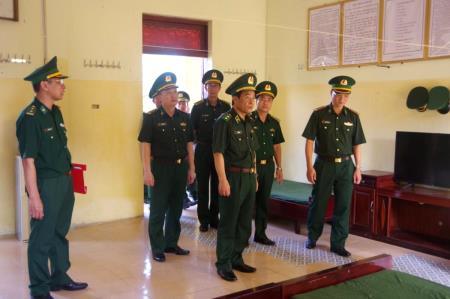 Trung tướng Lê Đức Thái thăm và làm việc tại Đồn Biên phòng Bạch Long Vĩ